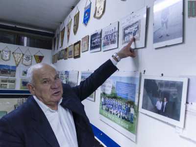 Rana mostra alcune foto storiche della sua squadra